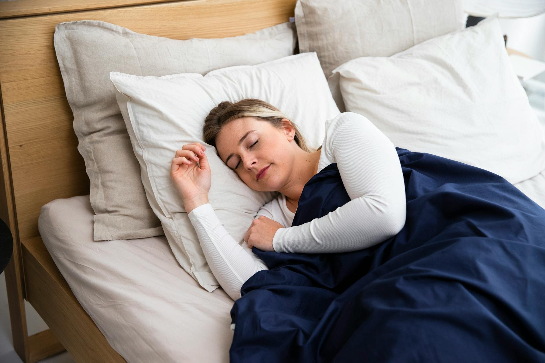 Sleep cycle graphic showing REM and deep sleep stages - Still Tired After Sleep